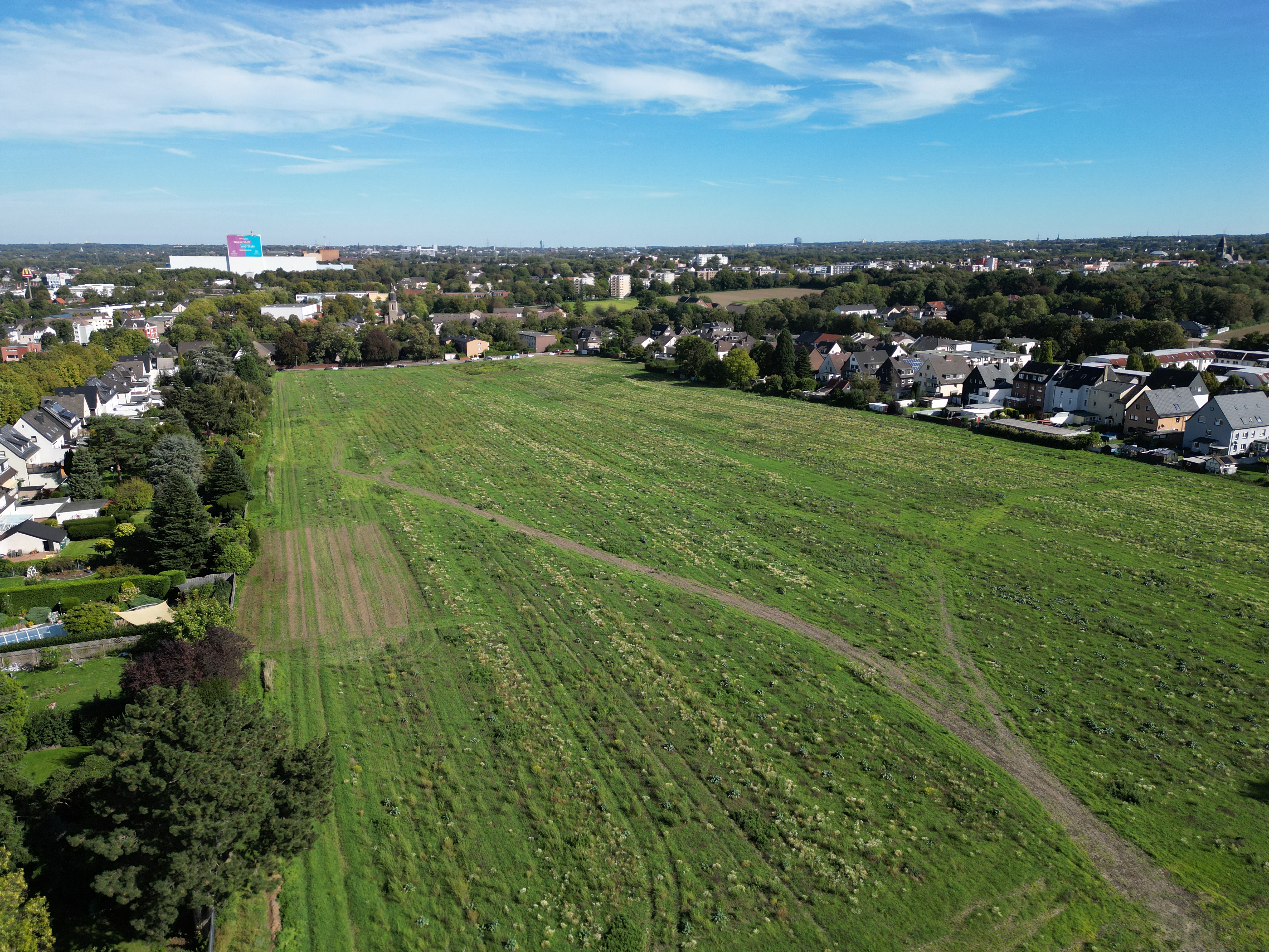 Erste Bautätigkeiten auf einer grünen Wiese bei Bochum.