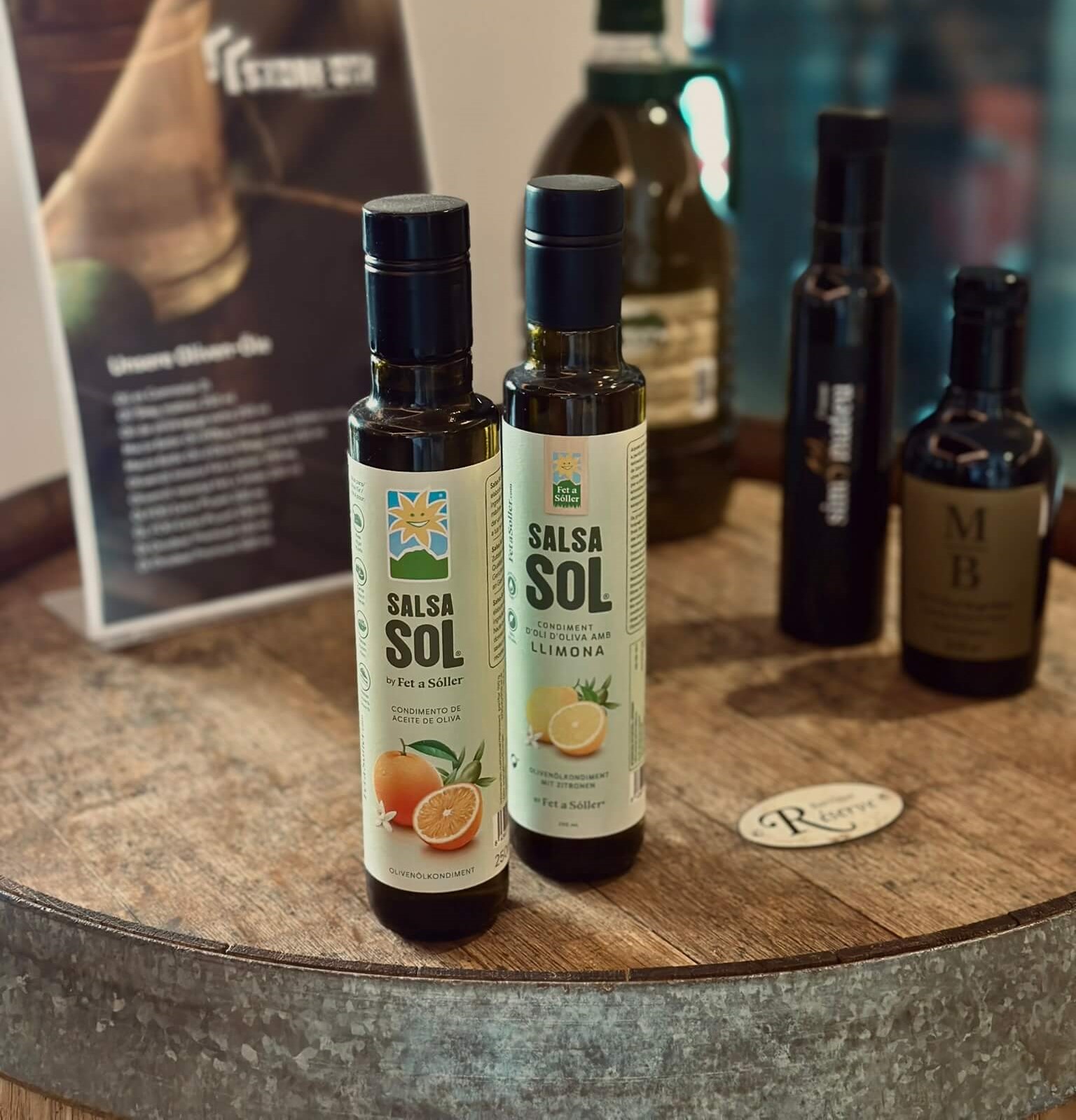 Eine Auswahl mediterraner Öle der Marke Fet à Soller