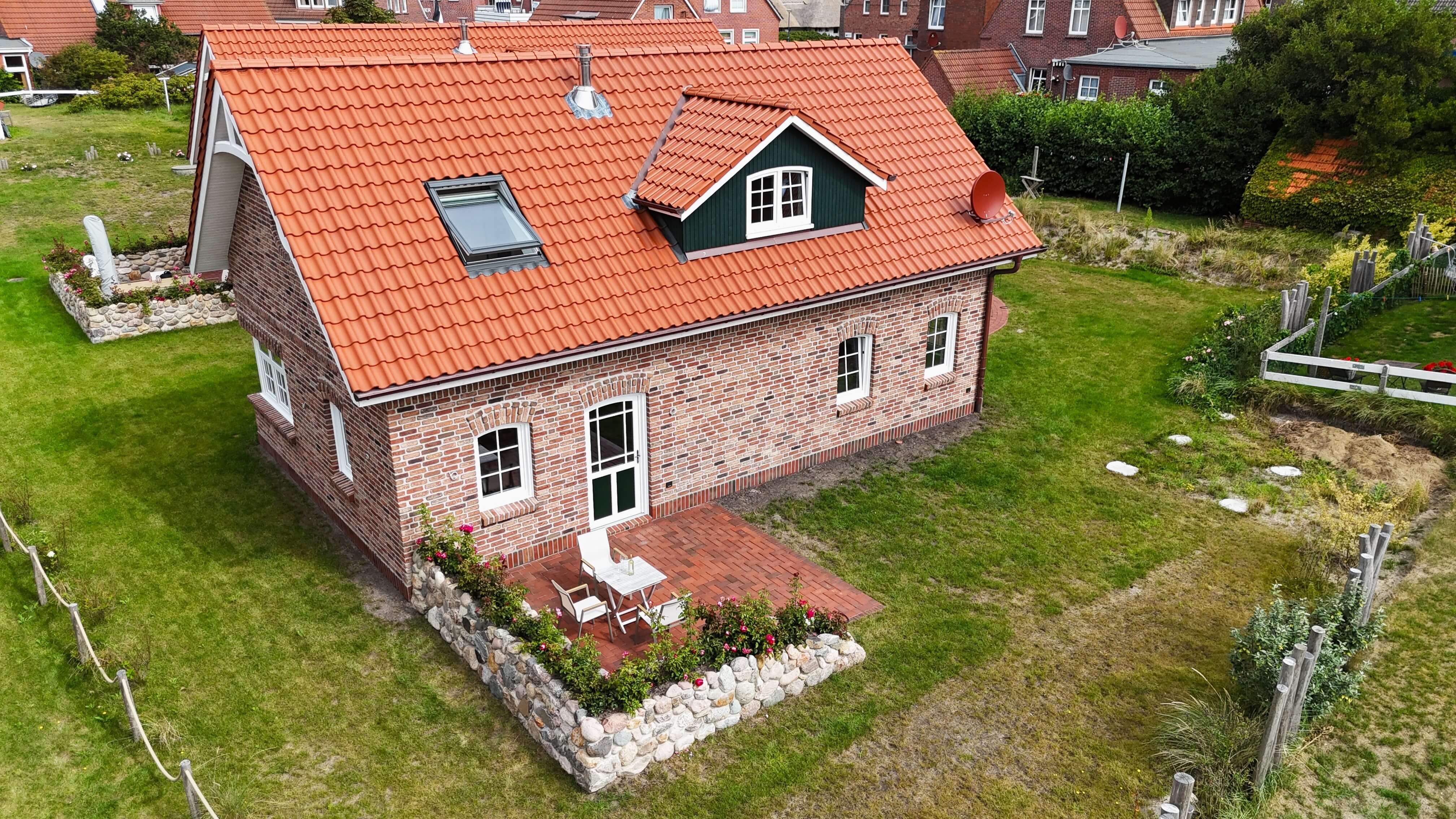 Luftansicht Ferienhaus mit Garten